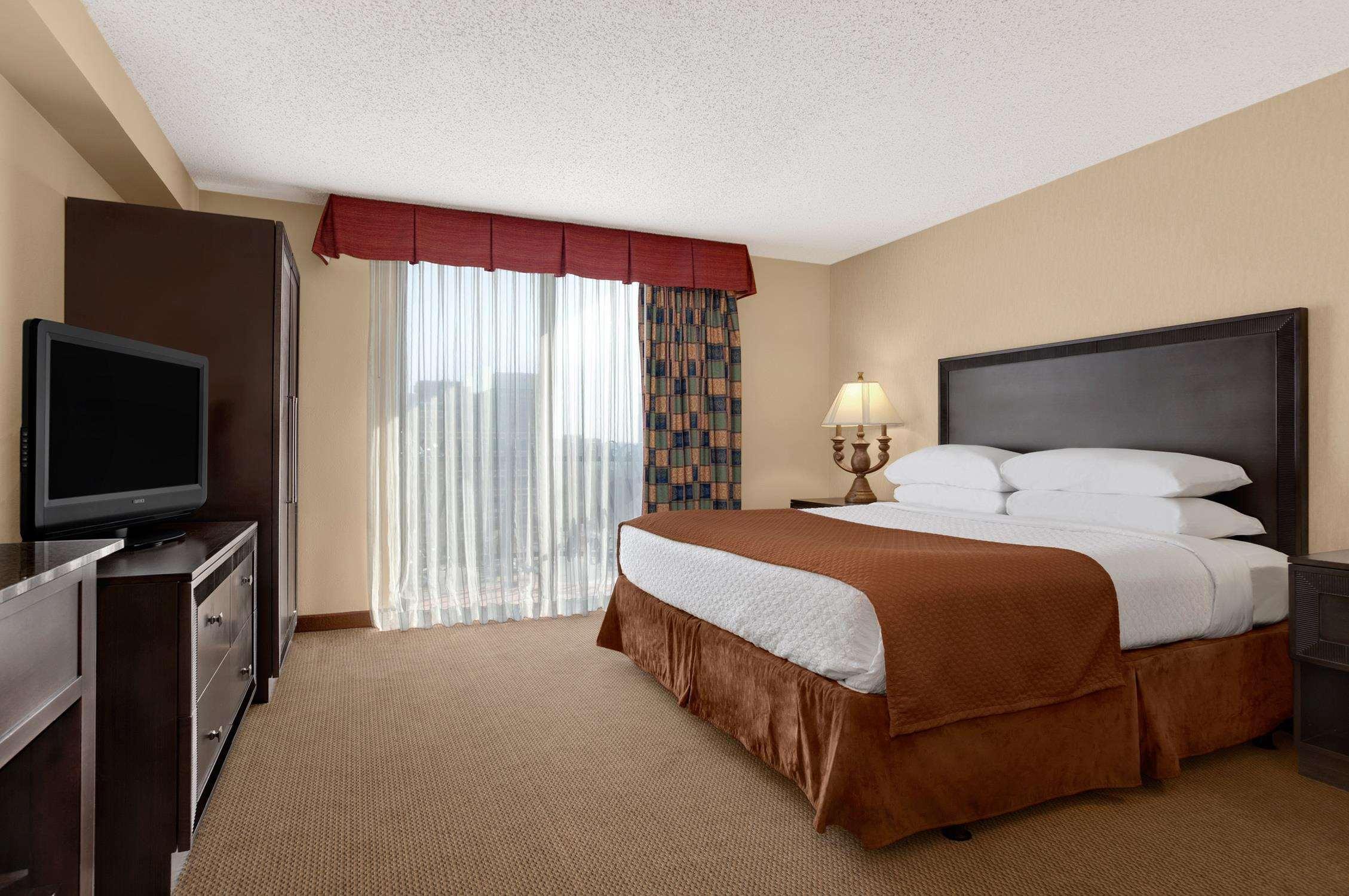 Embassy Suites By Hilton Kansas City Plaza Exteriör bild