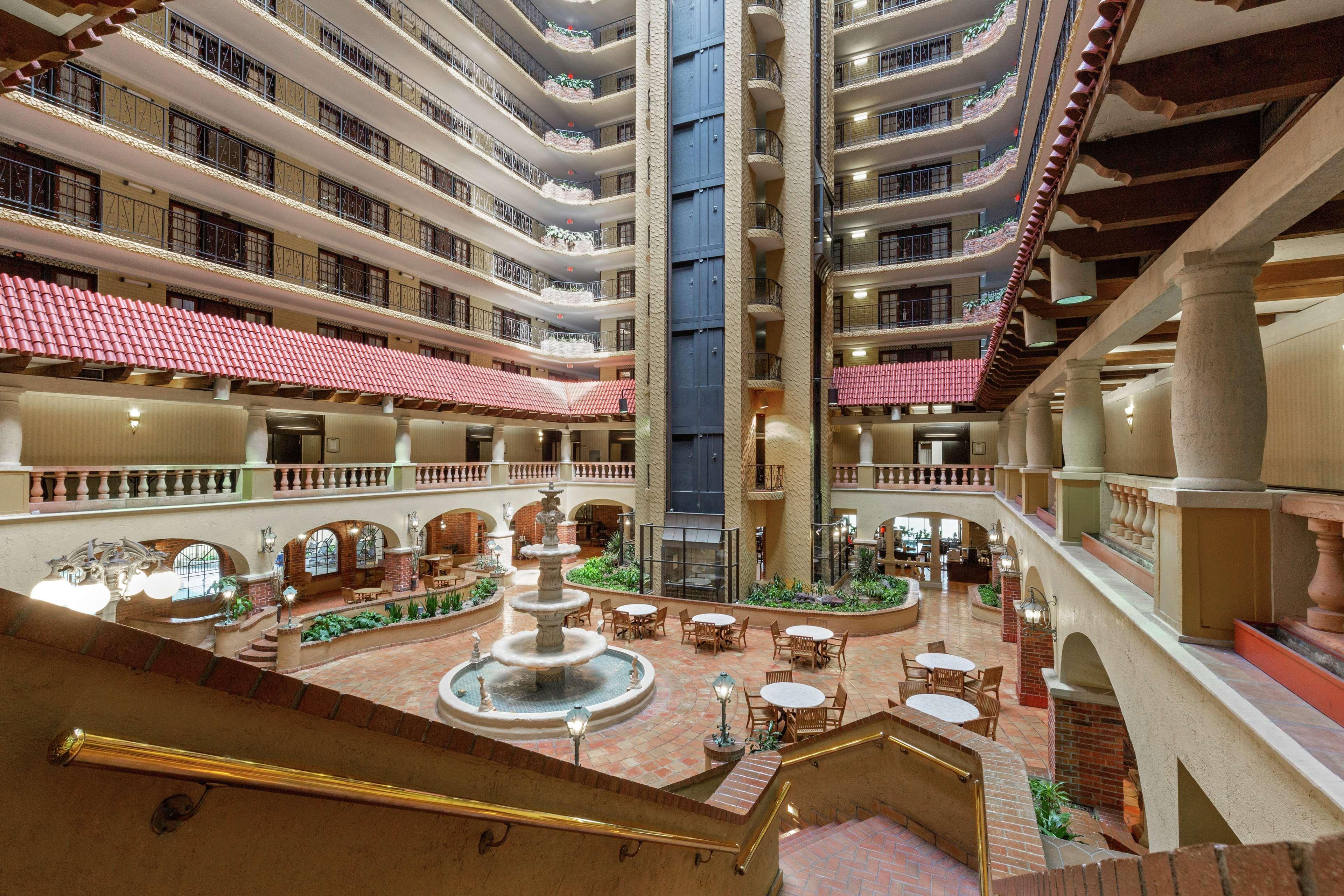 Embassy Suites By Hilton Kansas City Plaza Exteriör bild