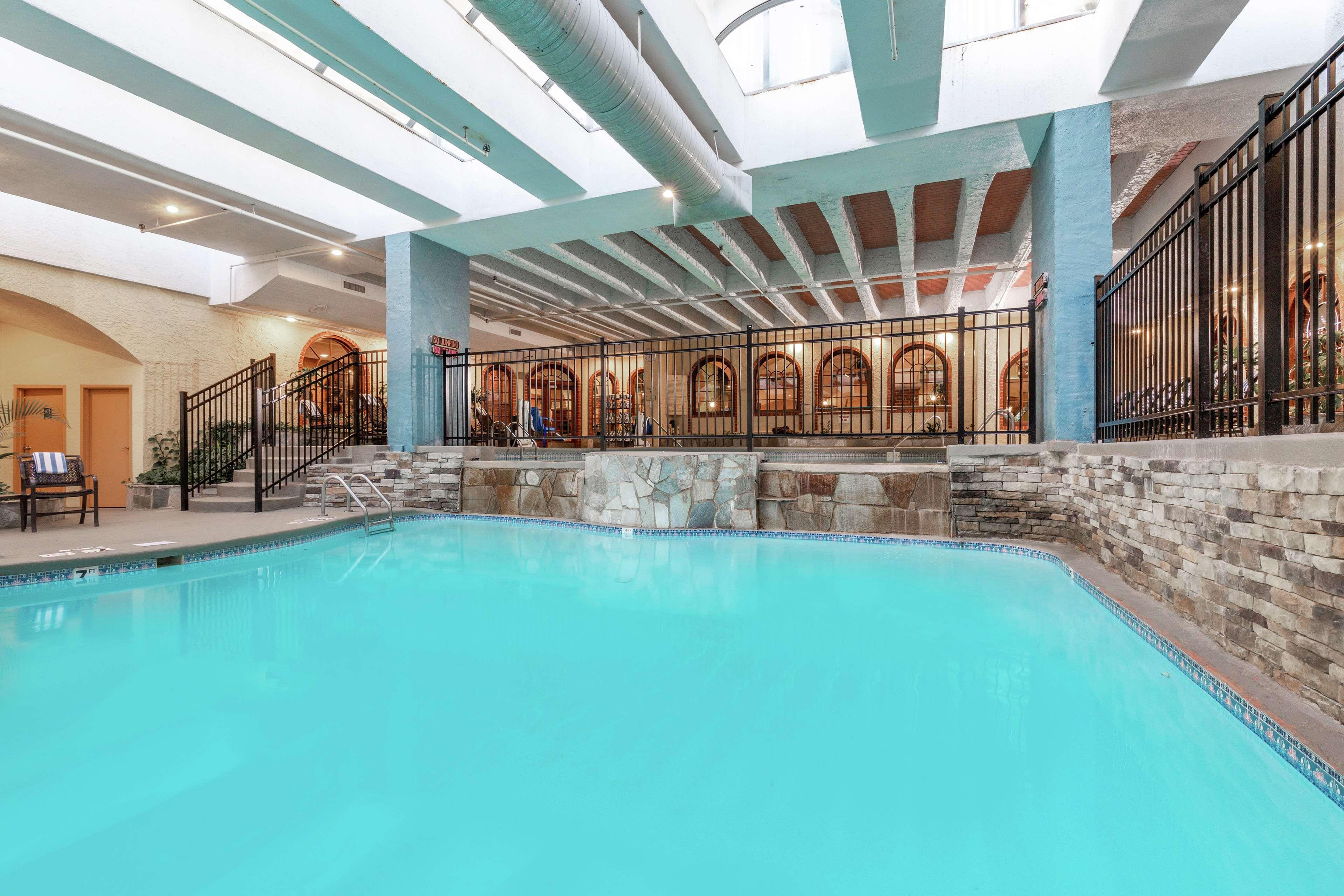 Embassy Suites By Hilton Kansas City Plaza Exteriör bild