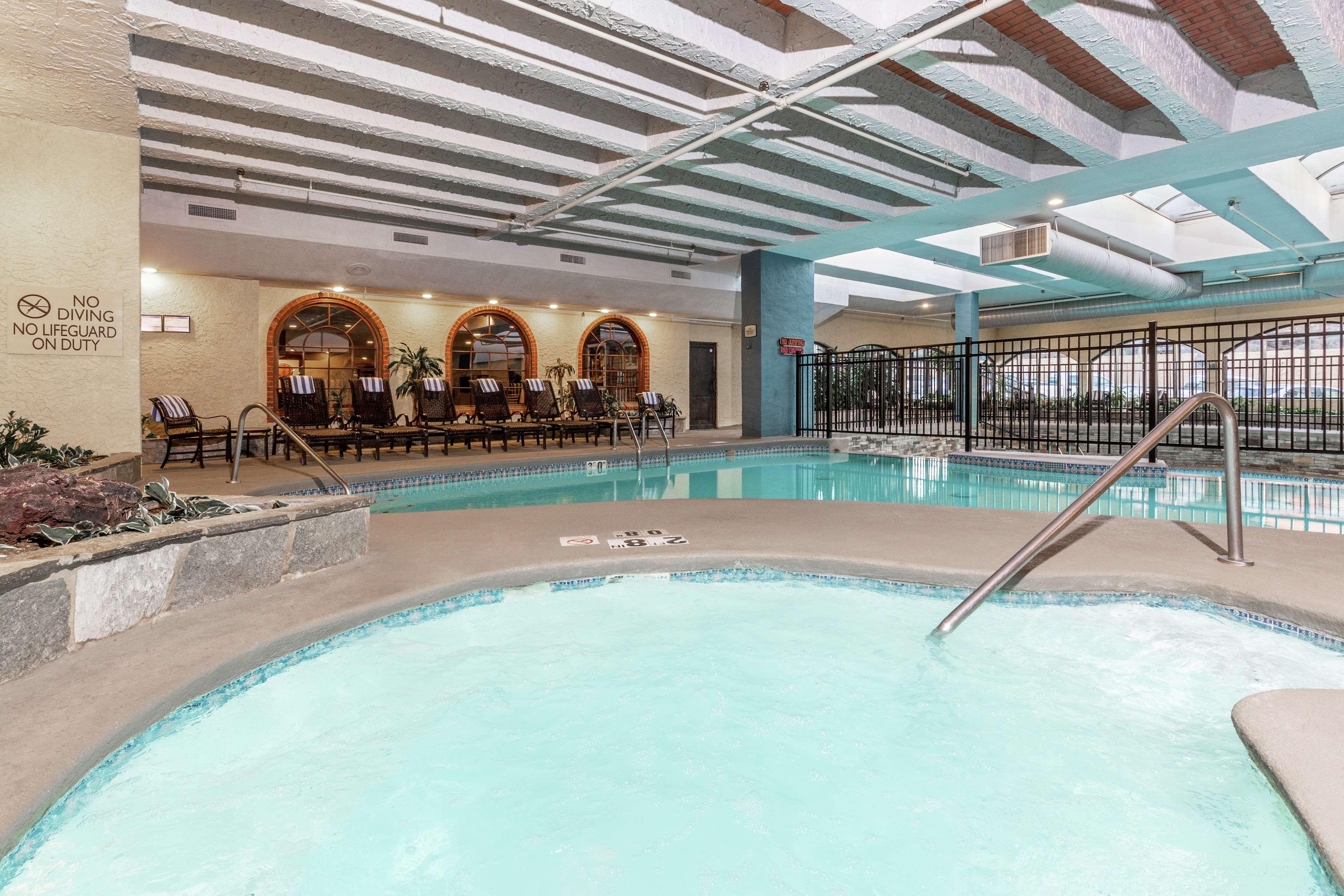 Embassy Suites By Hilton Kansas City Plaza Exteriör bild