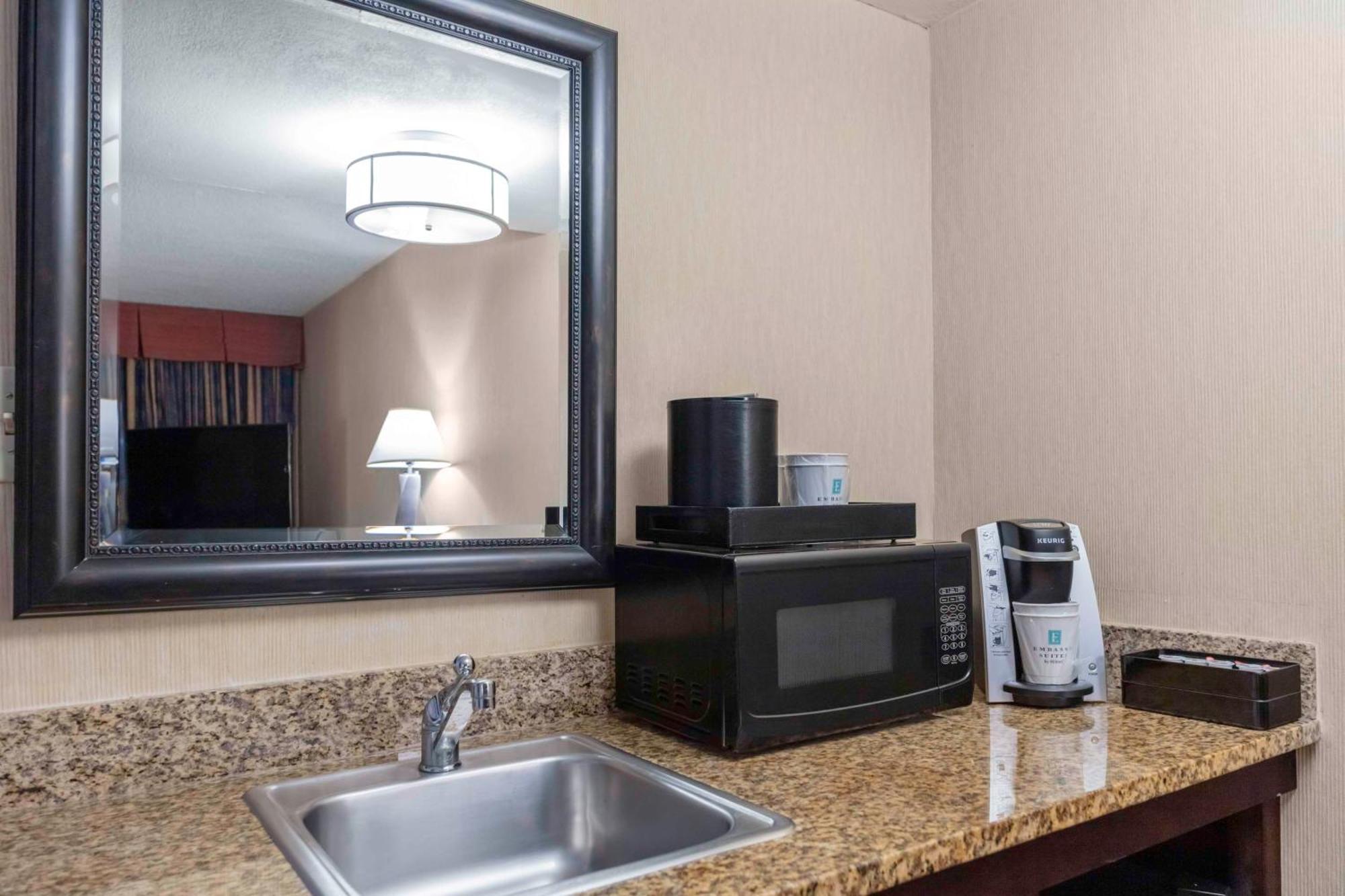 Embassy Suites By Hilton Kansas City Plaza Exteriör bild