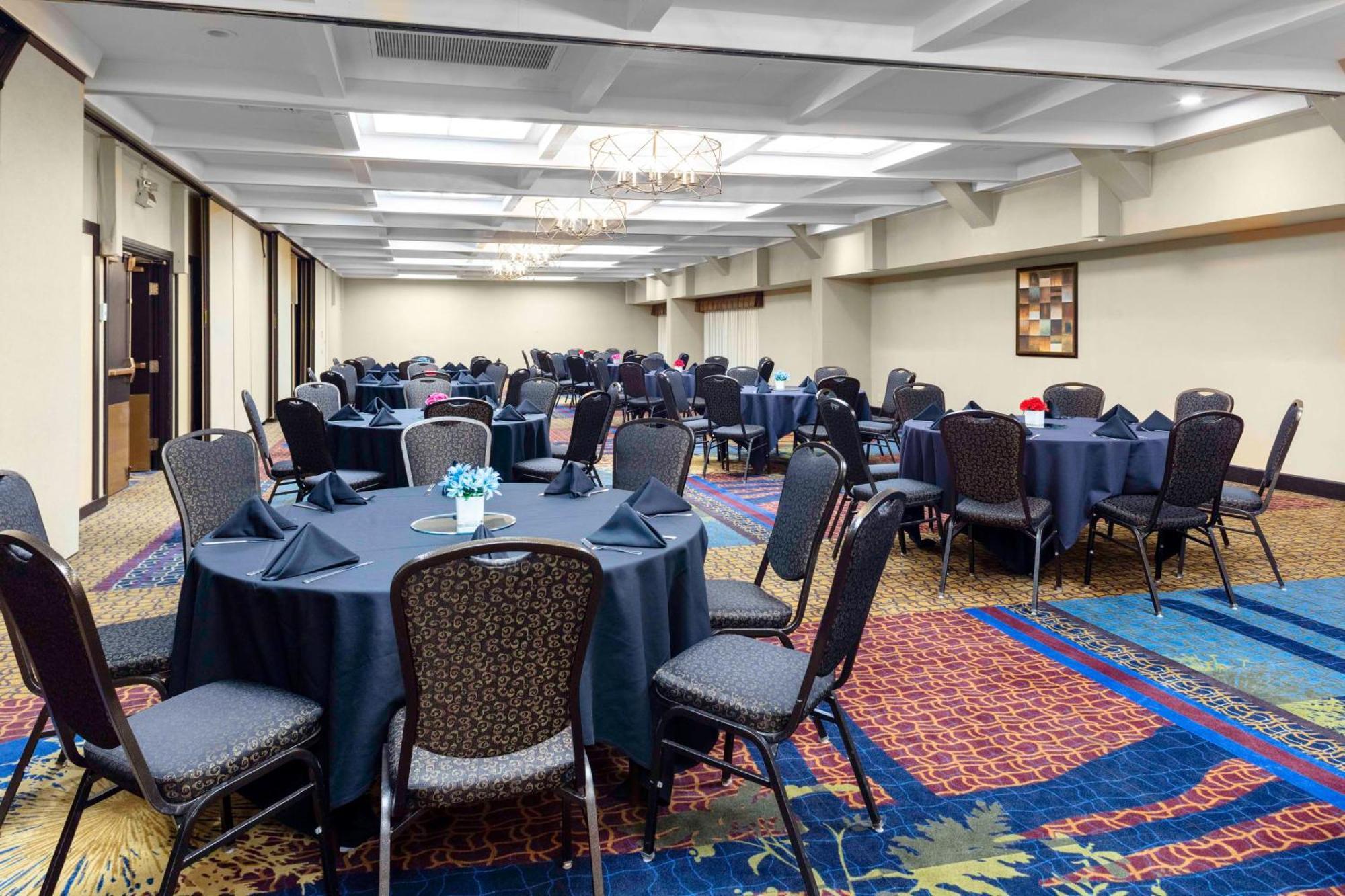 Embassy Suites By Hilton Kansas City Plaza Exteriör bild