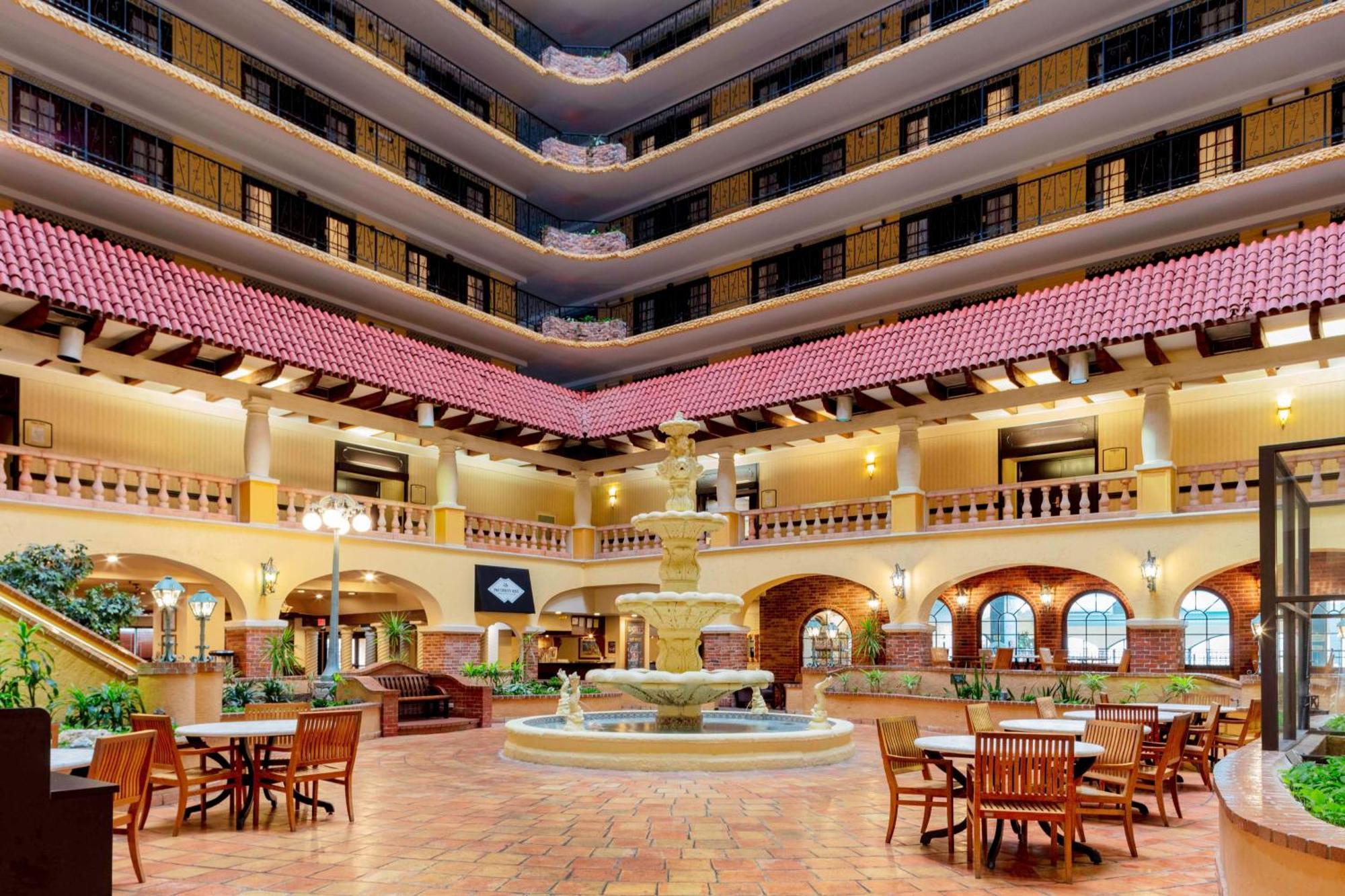 Embassy Suites By Hilton Kansas City Plaza Exteriör bild